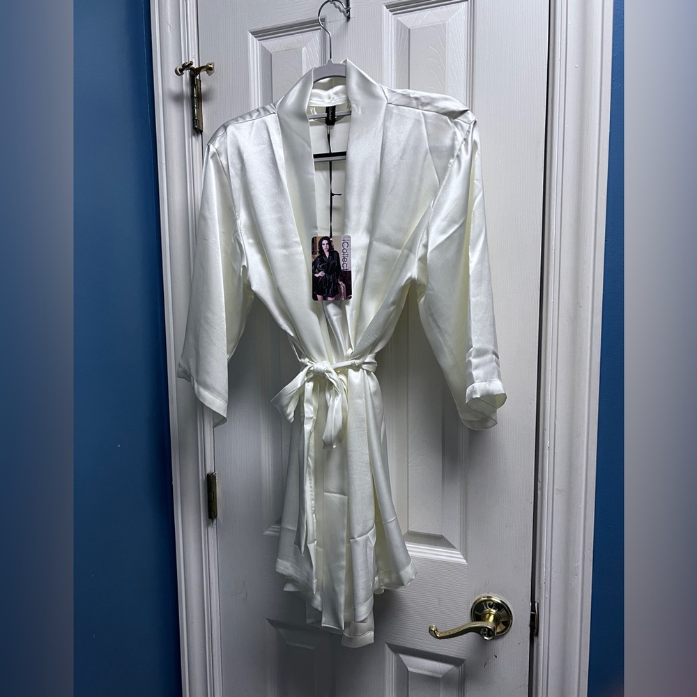 ICollection ivory satin robe S/M with belt.